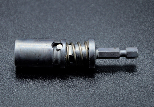Produktfoto: Steckschlüssel mit Wobble Drive mit 12-Kant für 6-Kant Schrauben mit 3/8 Zoll Antrieb. Mit Lackschutz und Fixierung durch Magnet, mittig.